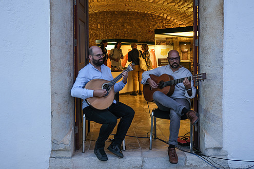 Two people sit on chairs and play guitar.  © Image: Jorge Gomes