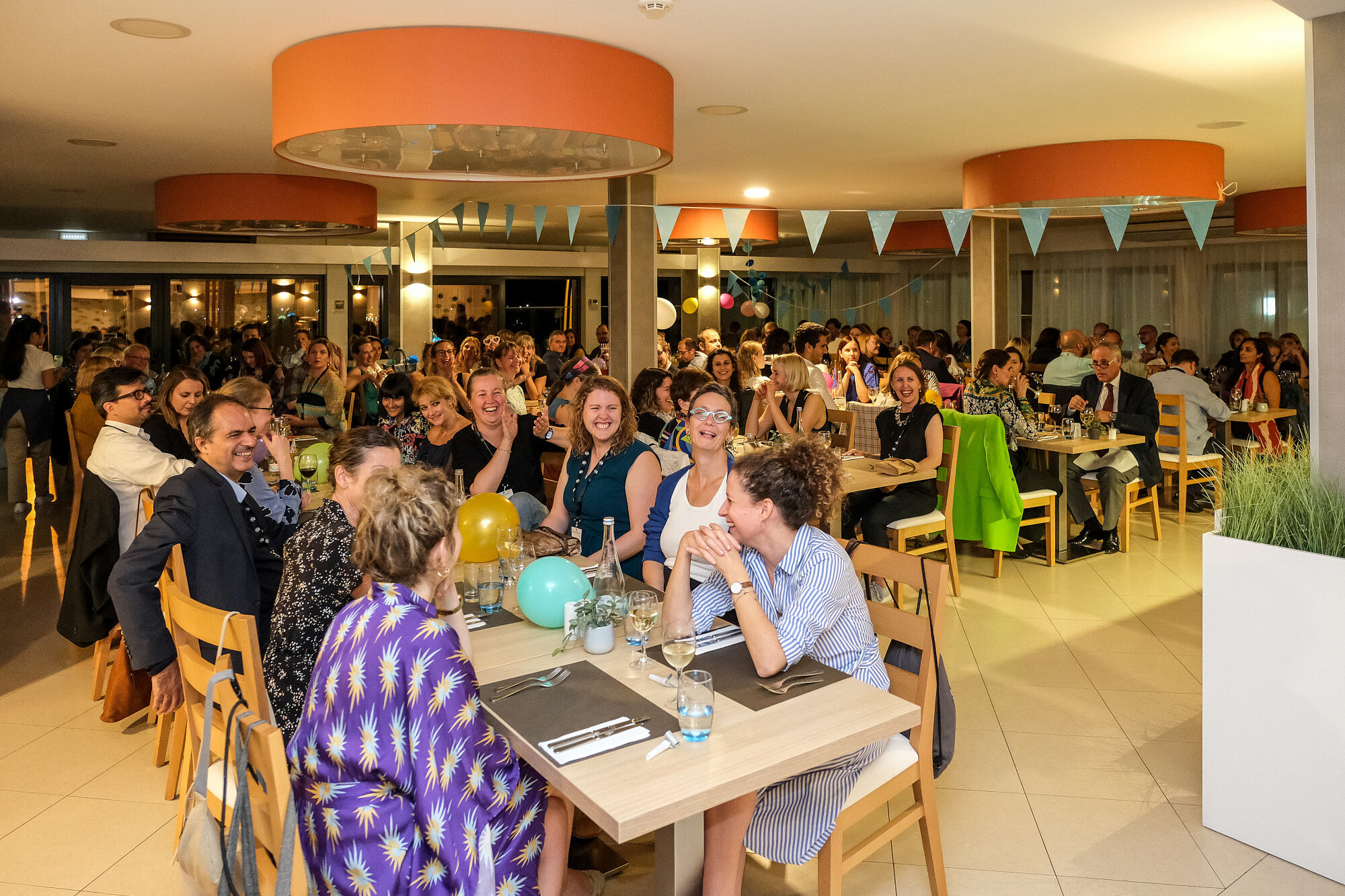 © Image: Jorge Gomes Various people sit at restaurant tables. They are talking and laughing. © Image: Jorge Gomes