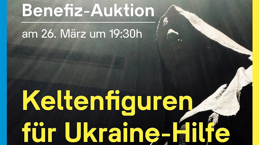 The graphic announces an auction. The text reads: "Keltenfiguren für Ukraine-Hilfe". On the right side an ancient looking statue is depicted in dramatic lighting.  