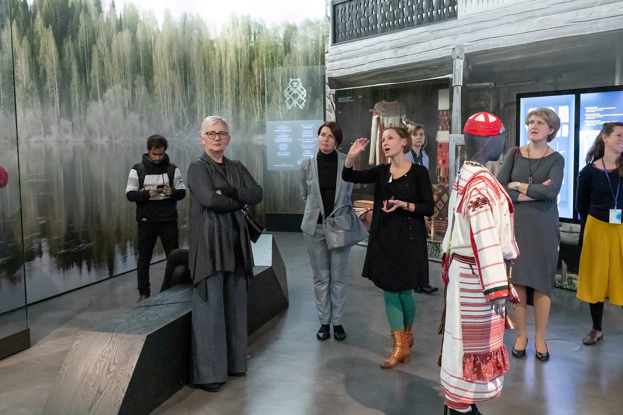 © Image: Arp Karm A museum guide points at something outside the picture and explains it. © Image: Arp Karm