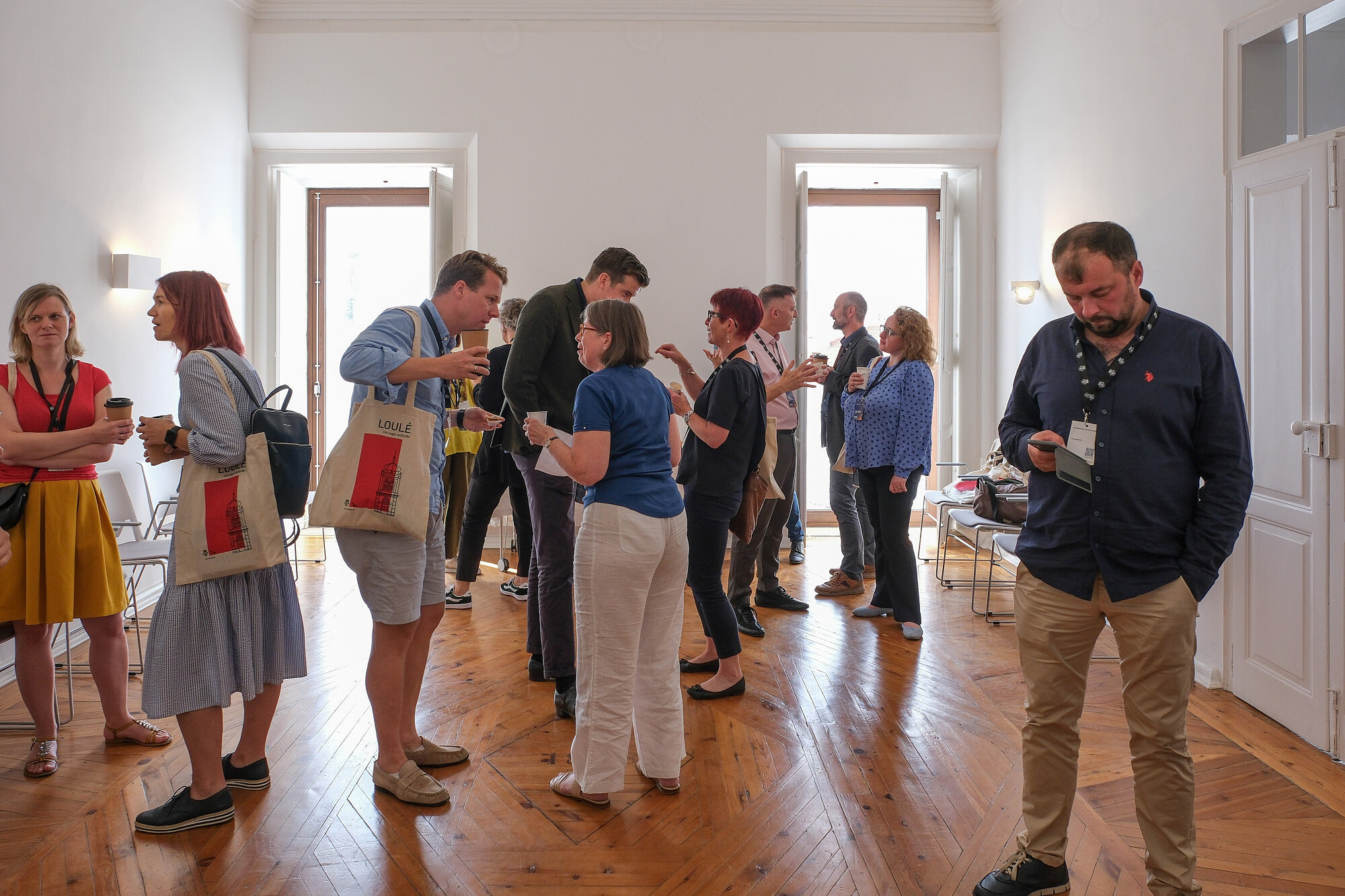 © Image: Jorge Gomes Numerous people are standing in groups and talking to each other. © Image: Jorge Gomes