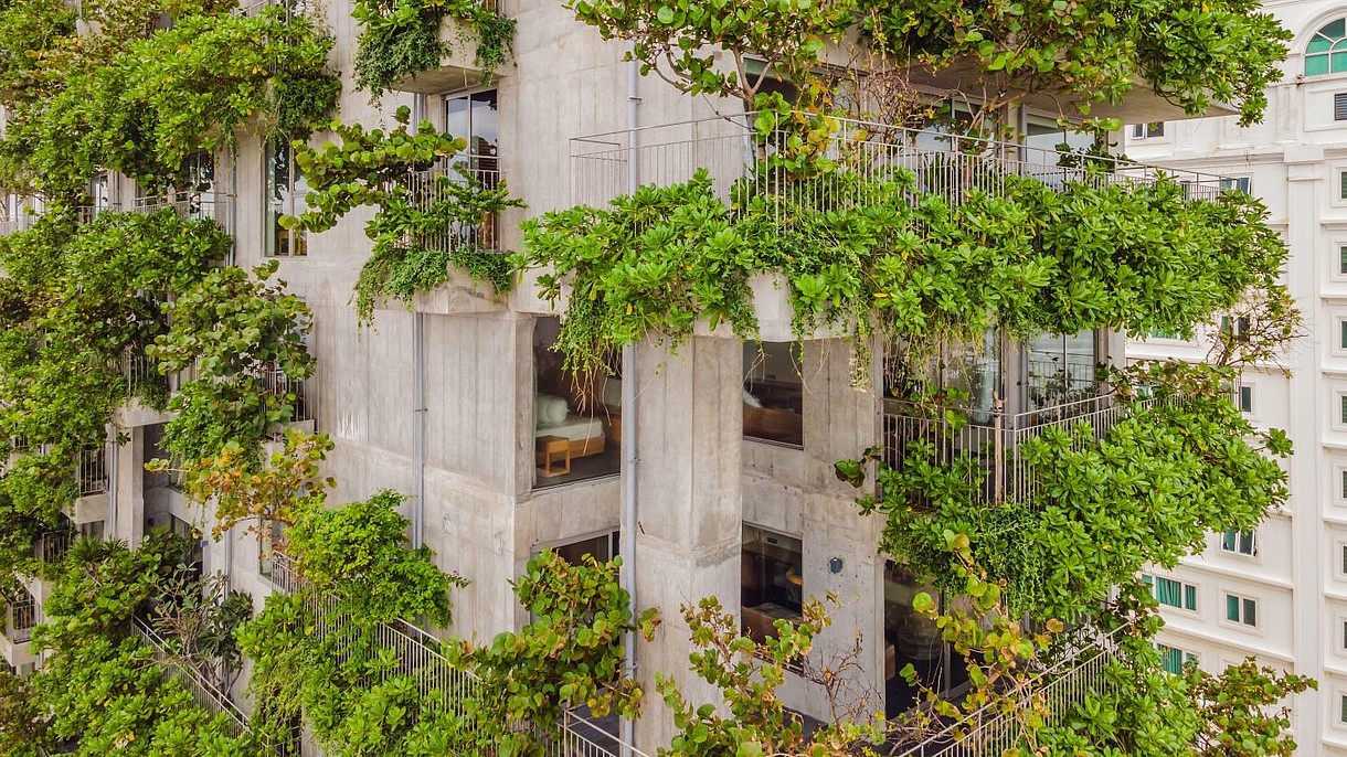 © Elizaveta Galitckaia / Alamy Stock Foto A modern concrete building is covered by a vertical garden.