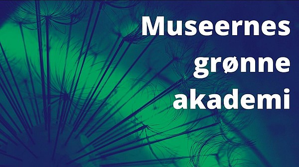 This image depicts an macro view of a dandelion in blue and green. The white text reads "Museernes grønne akademi"r