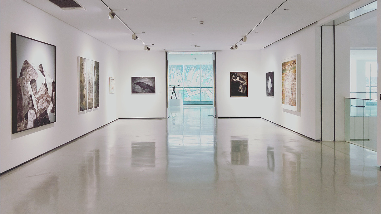 © Image: Deanna J Empty gallery space with white walls, floors and ceiling. Big paintings hang on the walls.