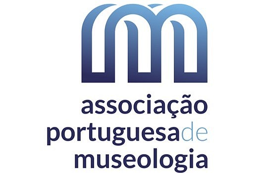 Logo of the Portugese Museums Association in blue and white.  