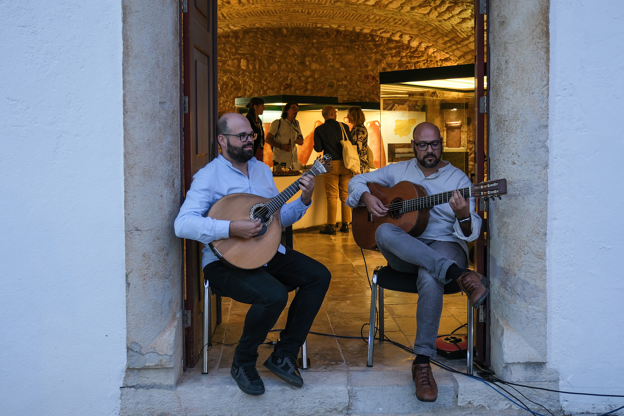 © Image: Jorge Gomes Two people sit on chairs and play guitar. © Image: Jorge Gomes